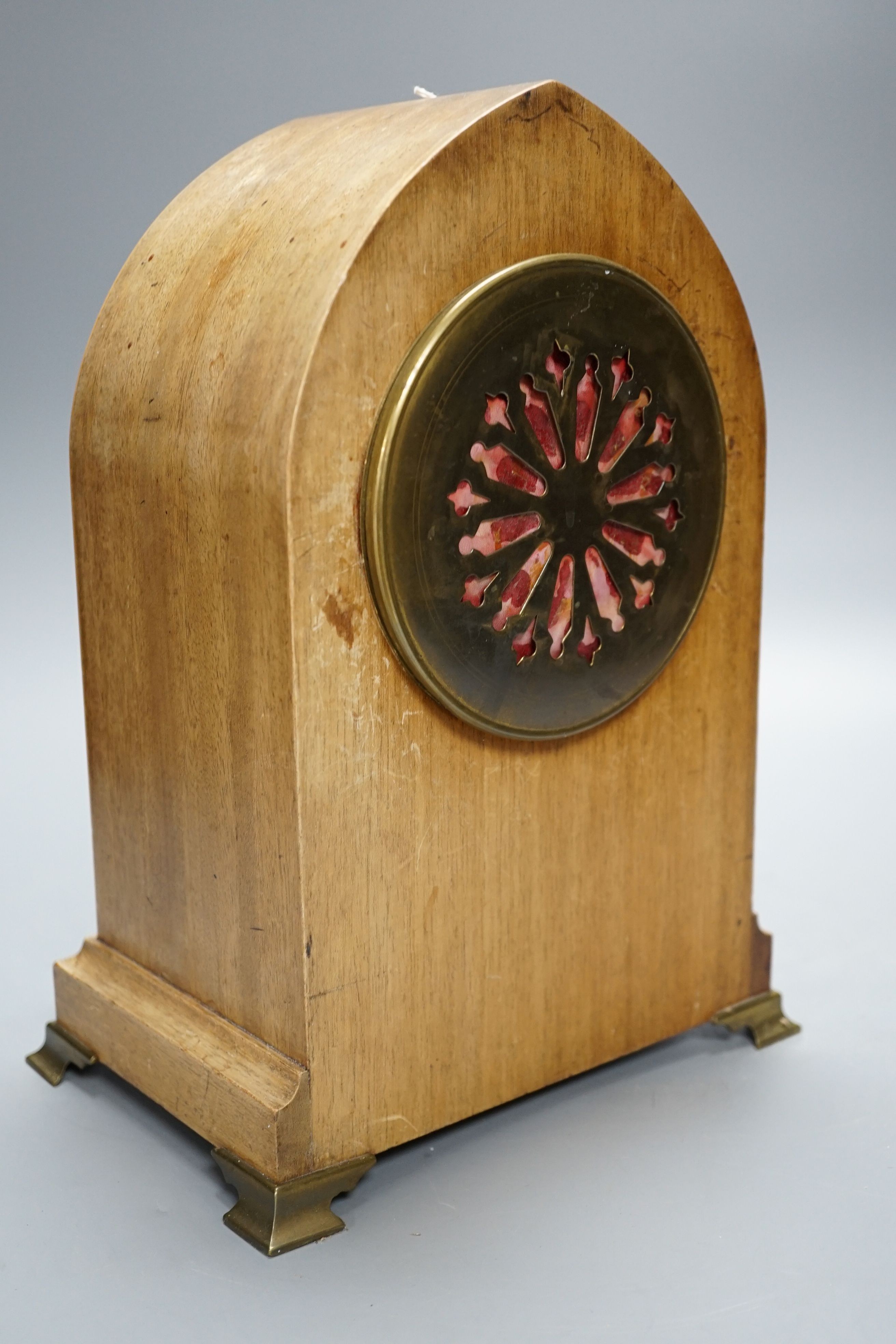 An Edwardian mahogany mantel clock, lancet top case, with white enamelled dial. Key and pendulum. 29cm